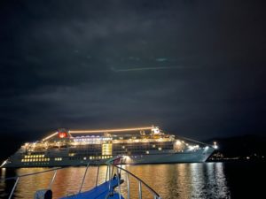 MS Europa bei Nacht